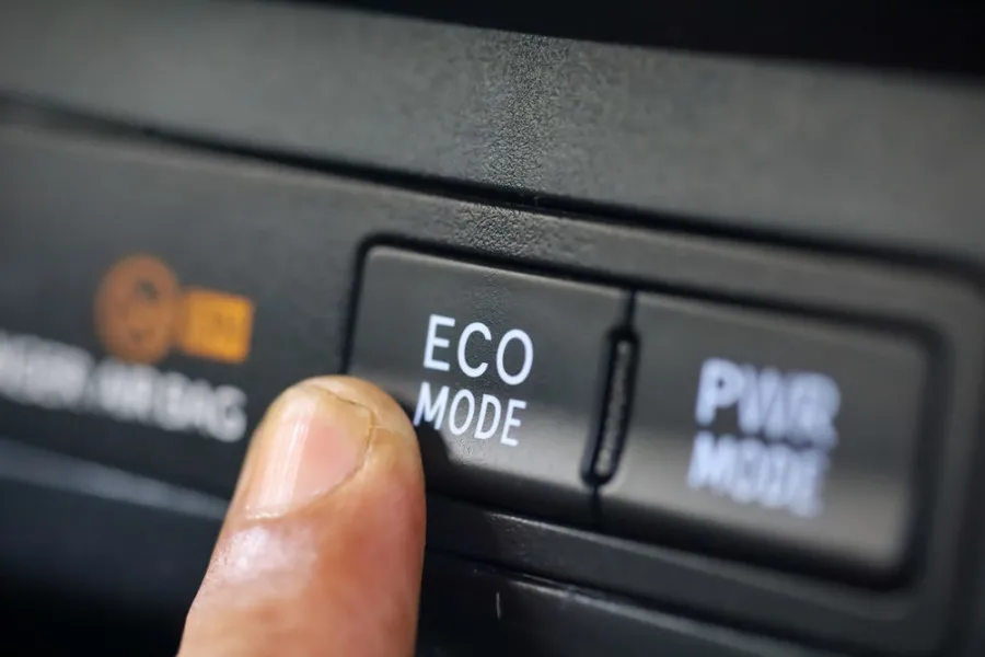 Prst tlačí na vypnutí režimu ECO v autě.