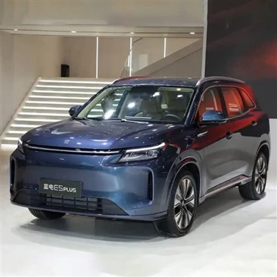 Modrý elektromobil na výstavě v interiéru.