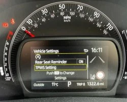 Ukazka nastavení TPMS na displeji vozu Toyoty.