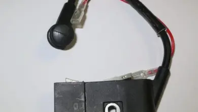 Zapalovací cívka pro motorovou pilu s připojenými vodiči.