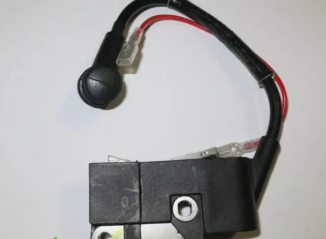 Zapalovací cívka pro motorovou pilu s připojenými vodiči.