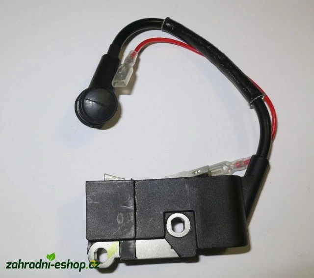 Zapalovací cívka pro motorovou pilu s připojenými vodiči.