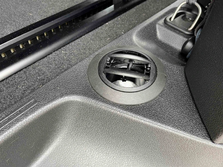 Vnitřní výfuk pro topení v kufru automobilu.