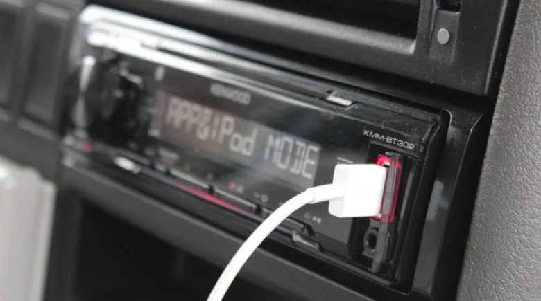 Bílý kabel je zapojen do autorádia s displejem.