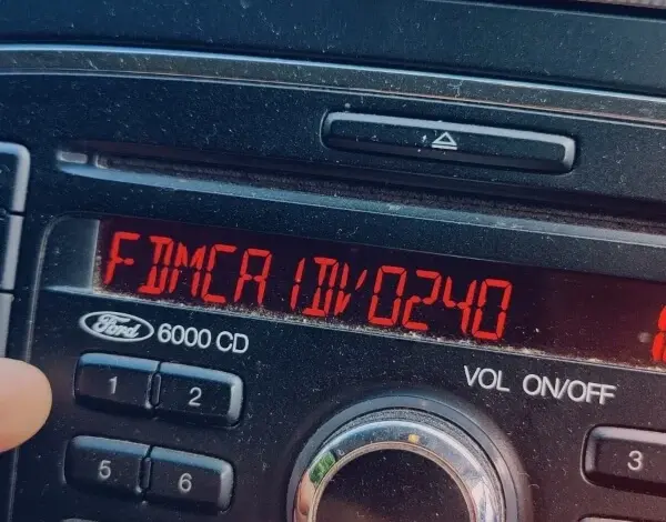 Autorádio Ford Focus s zobrazeným bezpečnostním kódem na displeji.