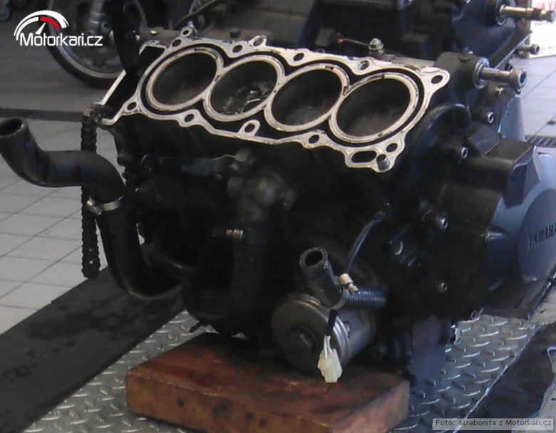 Motorový válec s odhalenými ventily pro seřízení