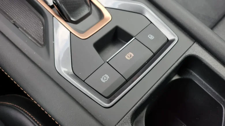 Tlačítka pro asistenci rozjezdu do kopce v automobilu.