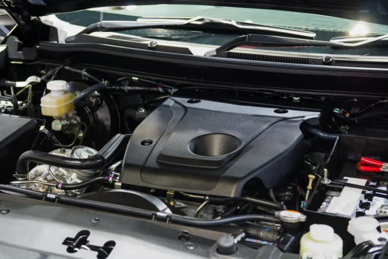 Otevřený motorový prostor Toyoty bez viditelného varování na palubní desce.