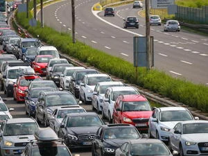 Dlouhá fronta aut včetně Mercedese v zácpě na dálnici.