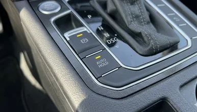 Přepínač převodovky s tlačítky pro řízení diferenciálu v autě.