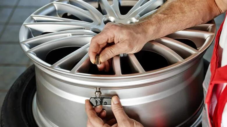 Ruční nástroj pro resetování tlačítka TPMS v pneumatice auta.