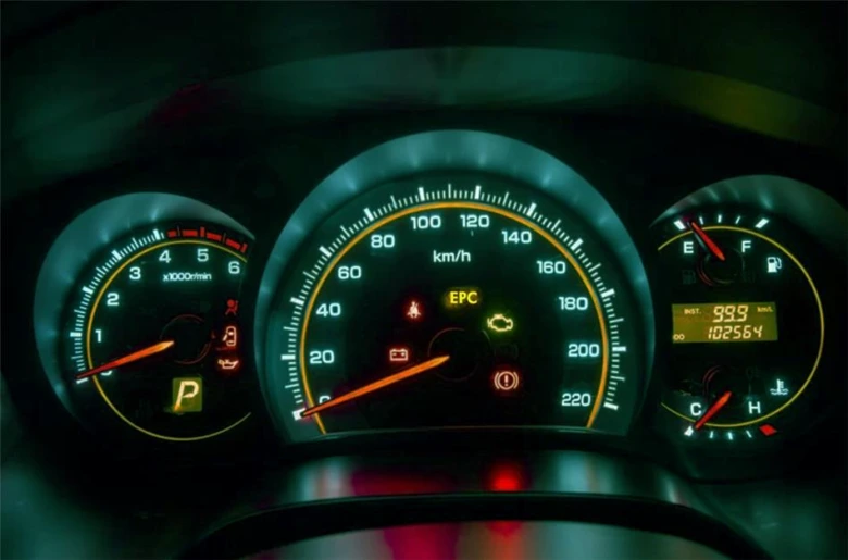 Palubní deska s rozsvícenou kontrolkou chyby EPC u vozidel VW Škoda Audi.