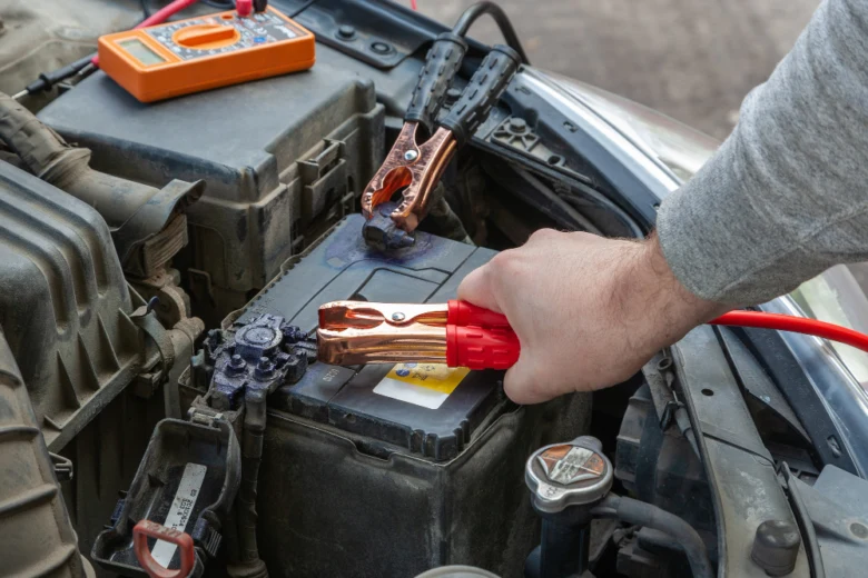 Připojení kabelů pro nabíjení autobaterie s start-stop systémem.