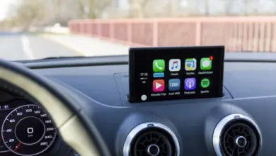 Android Auto rozhraní na displeji v automobilu.