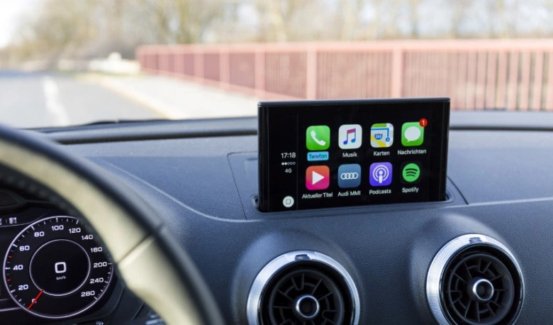 Android Auto rozhraní na displeji v automobilu.