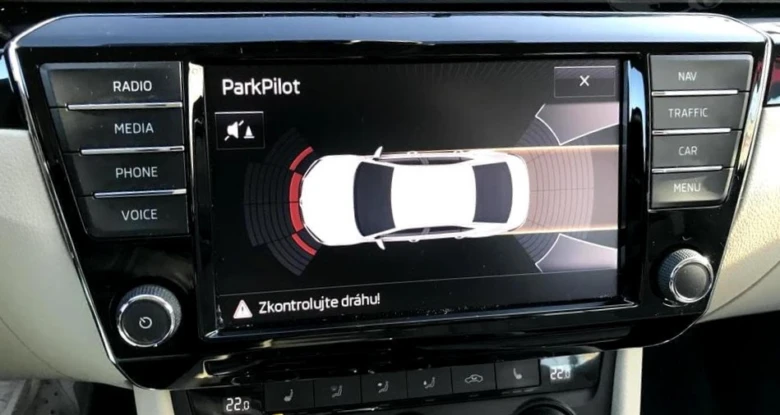 Škoda Octavia parkovací asistent na displeji s českým nápisem