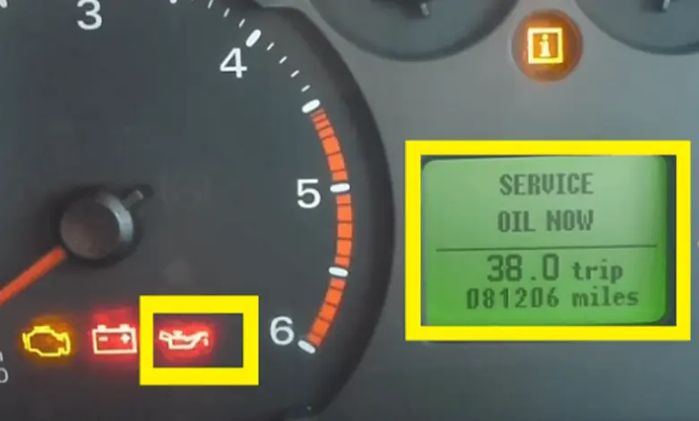 Přístrojová deska Fordu Transitu s výstražnou lampou pro výměnu oleje.