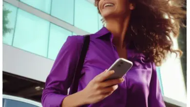 Žena s chytrým telefonem hledá parkovací zónu