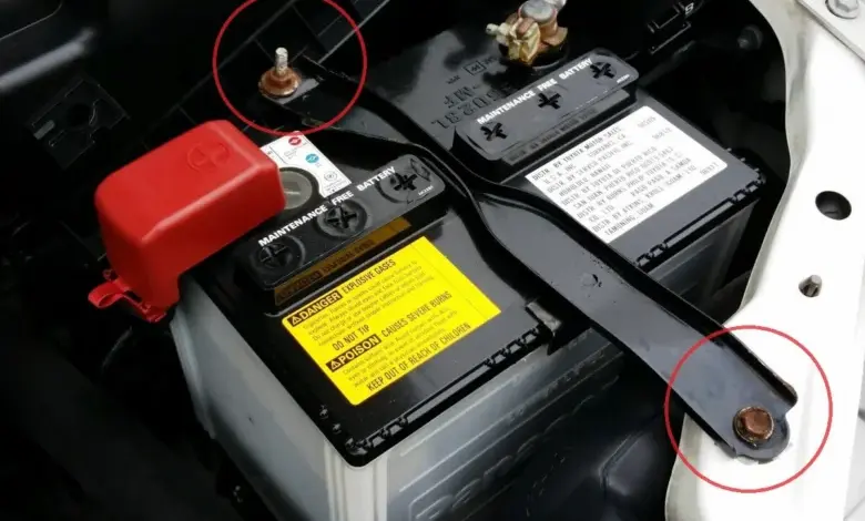 Demontáž autobaterie s vyjmutím záporného terminálu z držáku.