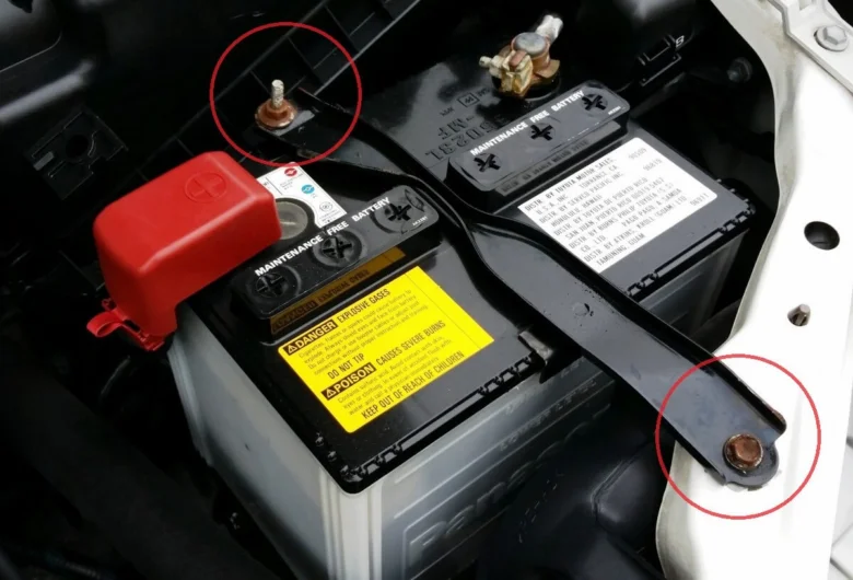 Demontáž autobaterie s vyjmutím záporného terminálu z držáku.