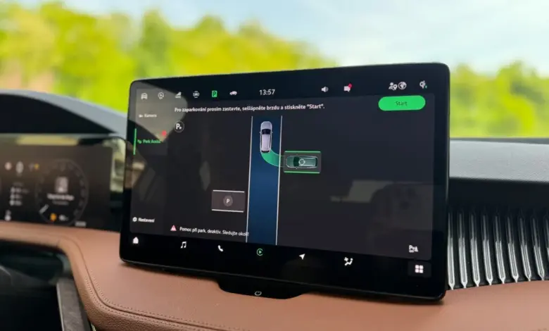 Autonomní parkování v autě na displeji infotainment systému