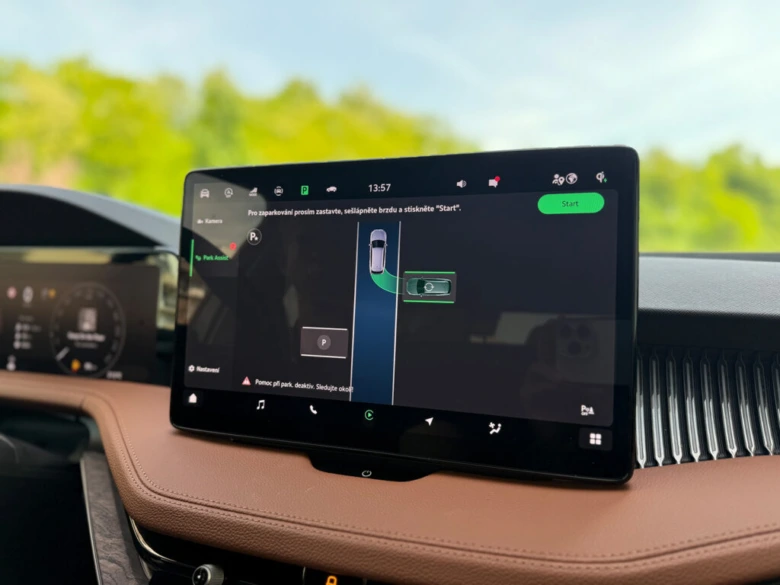 Autonomní parkování v autě na displeji infotainment systému
