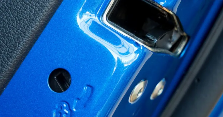 Blau dveře auta s viditelným zámekem pro otevření při zaseknutí.