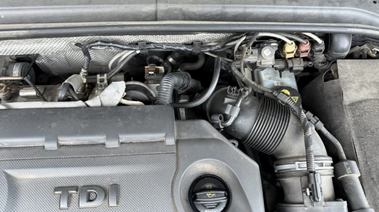 Motorový prostor audi s označením tdi v podkapotí.