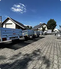 Přívěs s nefunkčními světly na pozadí.