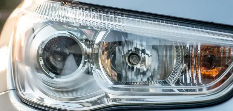 Detailní pohled na přední světloměr automobilu s denním svícenem.