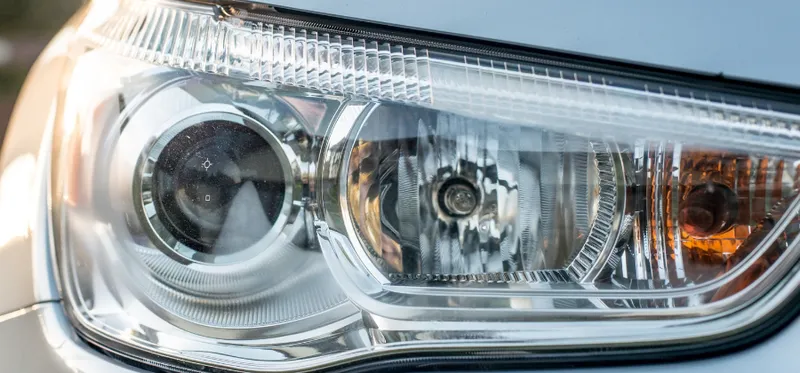 Detailní pohled na přední světloměr automobilu s denním svícenem.