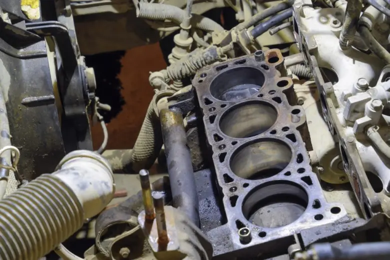 Poškozený motor po zamrznutí vody v chladicí soustavě