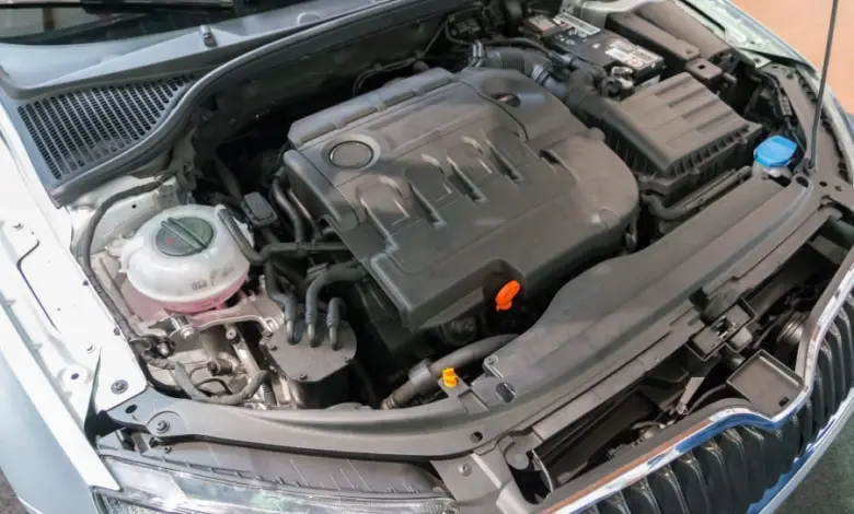 Otevřená motorka automobilu s viditelným válcem TFSI.