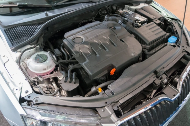 Otevřená motorka automobilu s viditelným válcem TFSI.