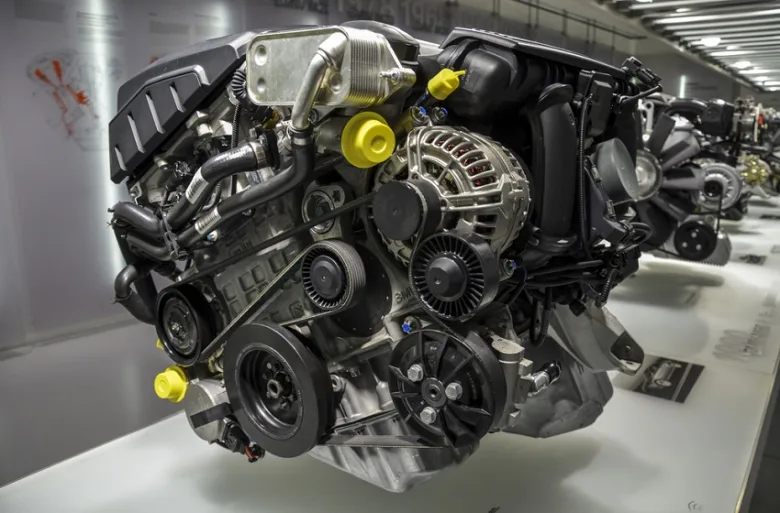 Detailní pohled na motor BMW vystavený v expozici.
