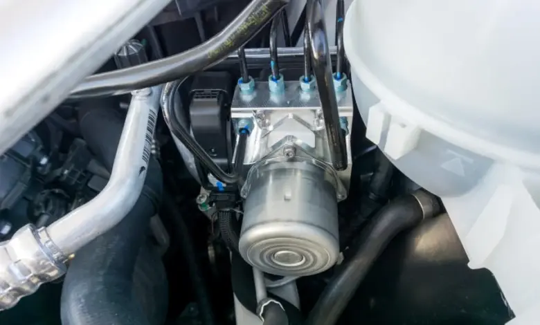Modul stability systému vozidla v motorovém prostoru automobilu.