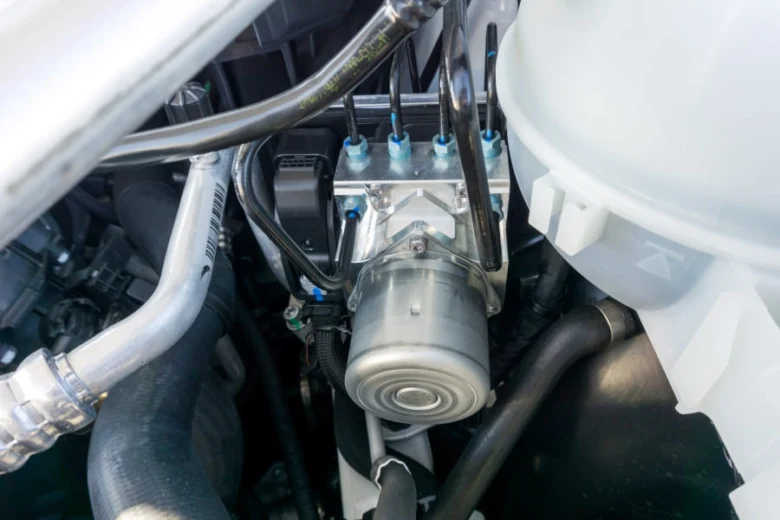 Modul stability systému vozidla v motorovém prostoru automobilu.