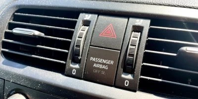 Přepínač pro vypnutí airbagu pasažéra v automobilu