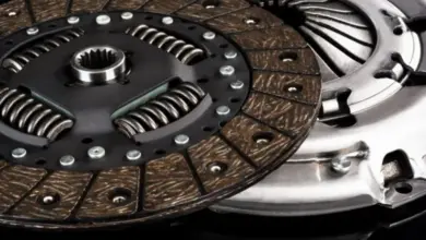 Detail automobilové spojky s třecími destičkami a pružinami.