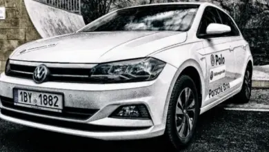 Bílý automobil VW Polo s logem na karoserii.