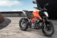 Oranžová motorka vhodná pro každodenní ježdění.
