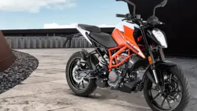 Oranžová motorka vhodná pro každodenní ježdění.