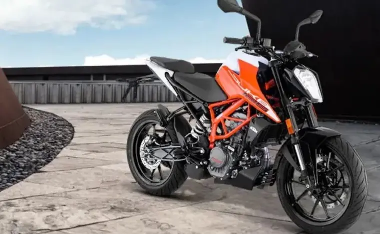 Oranžová motorka vhodná pro každodenní ježdění.