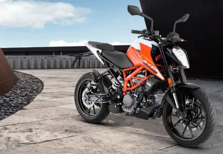 Oranžová motorka vhodná pro každodenní ježdění.