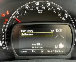 Nastavení systému tlaku pneumatik v Toyotě Aygo pro resetování.
