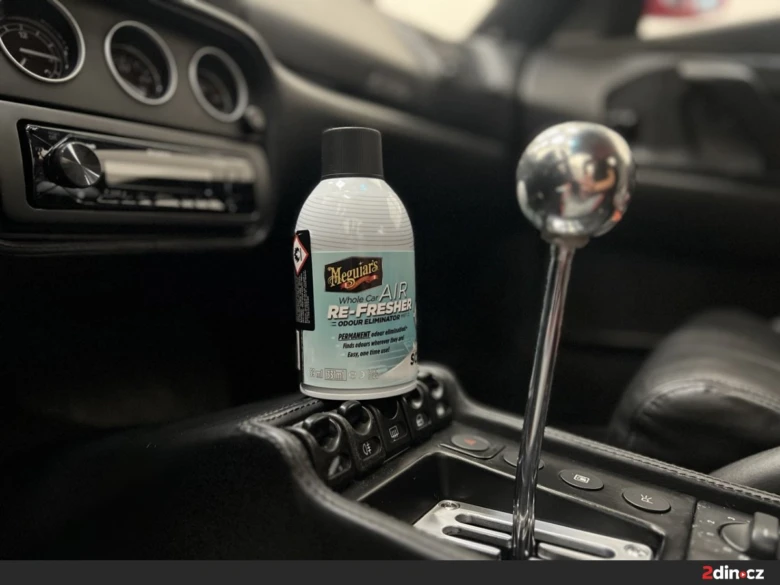 Klasické auto s čističem vzduchu na střední konzole.