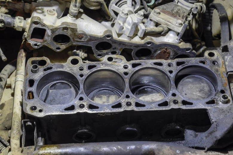 Otevřený motor s vyjmutým hlavou válců pro opravu.