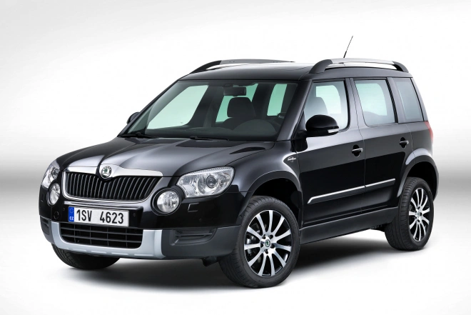 Černý crossover automobil Škoda Yeti na bílém pozadí.