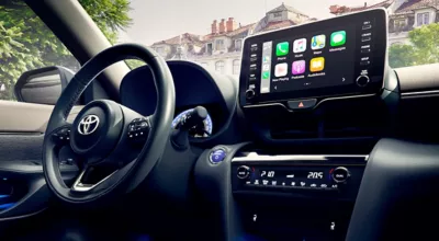 Interiér Toyoty s velkým dotykovým displejem pro zrcadlení obrazovky.