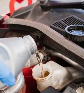 Nalévání převodového oleje do nádrže v motorovém prostoru.